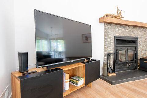 View all streaming platforms via a 50″ 4K UHD TV with Roku built-in and an attached soundbar. HDMI cable available.