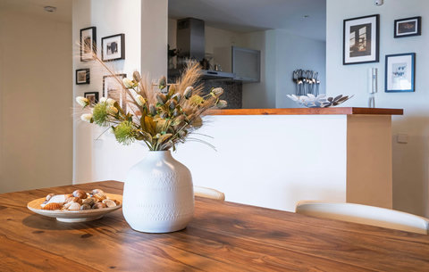 Dining area & kitchen