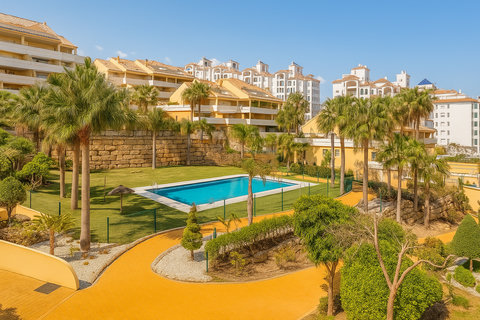 Swimming pool & gardens