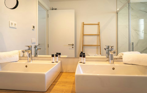 Master bedroom ensuite bathroom