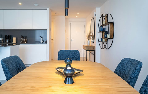 Dining area & kitchen