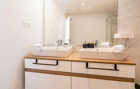 Master bedroom en-suite