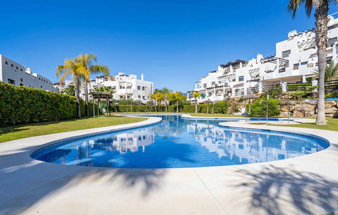 Swimming pool & garden