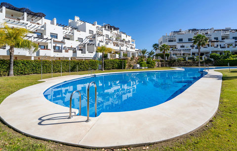 Swimming pool & garden