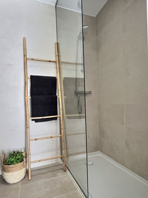 Master bedroom en-suite bathroom