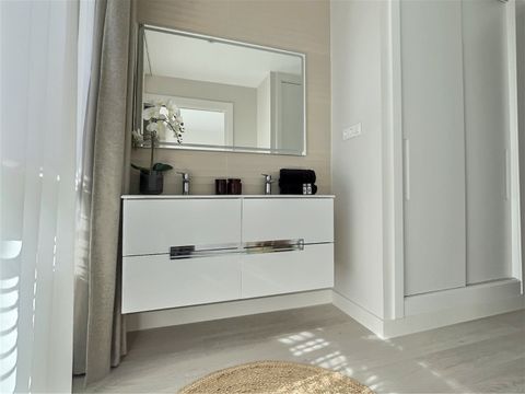 Master bedroom en-suite bathroom