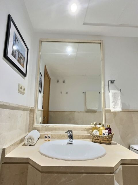 Second bedroom en-suite bathroom