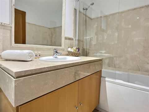 Master bedroom en-suite bathroom