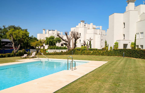 Swimming pool & gardens