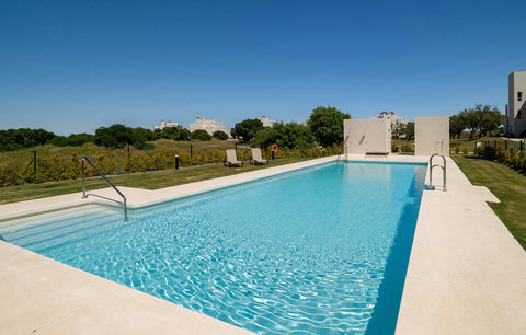 Swimming pool & gardens