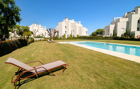 Swimming pool & gardens