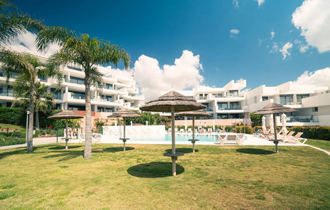Swimming pool & communal gardens