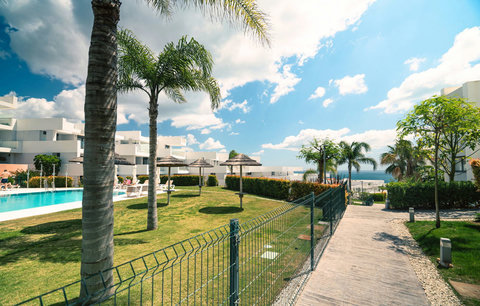 Swimming pool & communal gardens