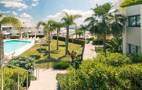 Swimming pool & communal gardens