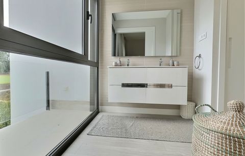 Master bedroom en-suite bathroom