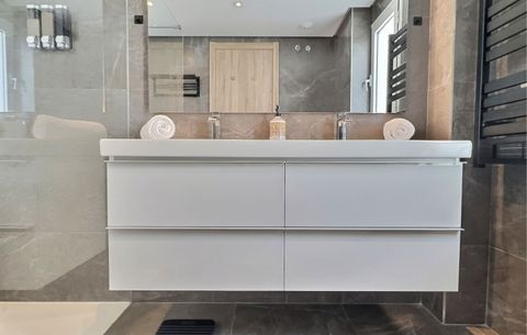 Master bedroom en-suite bathroom