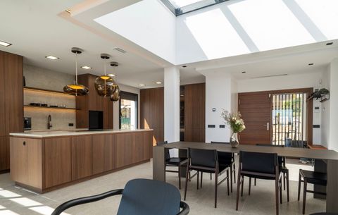 Dining area & kitchen