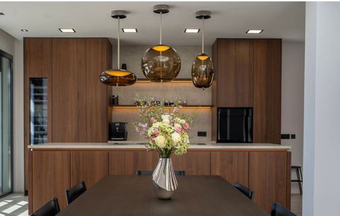 Kitchen & dining area