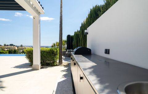 Outside kitchen & BBQ