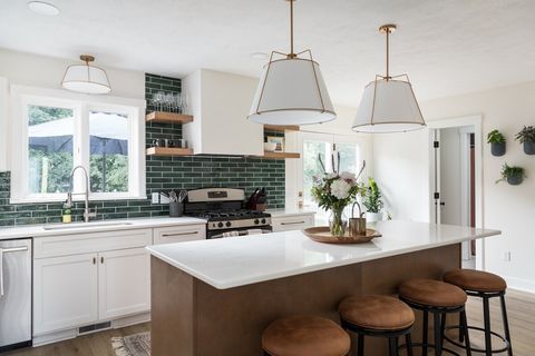 Seating for 4 at the kitchen bar