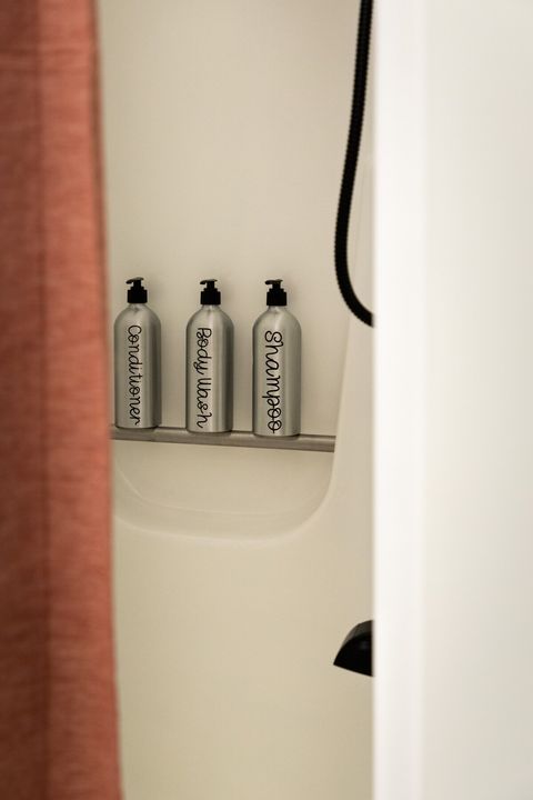 Bathroom amenities include shampoo, conditioner, and body wash