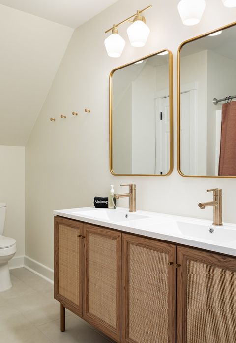 Upstairs bathroom with double sinks and tub/shower combo