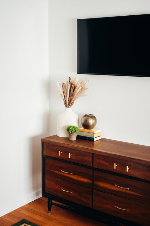 42 inch TV with cable and streaming capabilities 