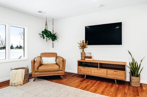 56 inch TV with cable and ability to use streaming services including netflix, hulu, and hbo