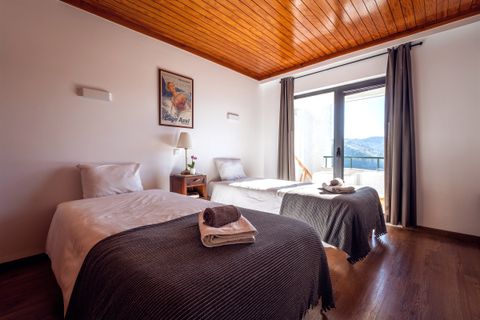 Single double room with balcony over the lake