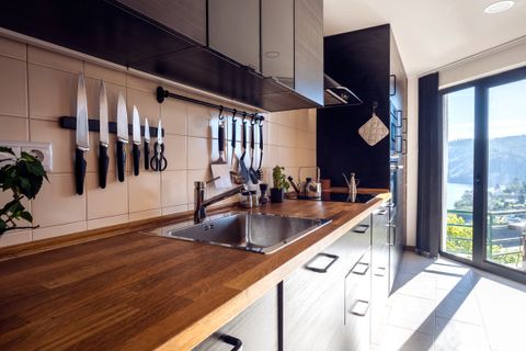 Sunny and fully eqquiped kitchen