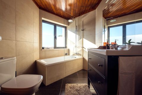 Full bathroom with view over the lake
