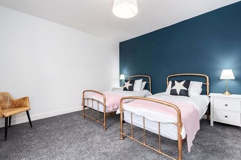 Large bedroom with twin beds