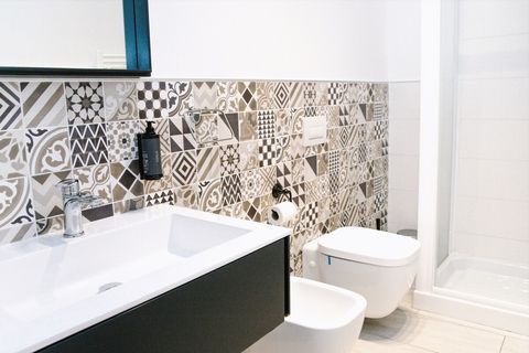 The lower-floor bathroom is fully equipped with a large mirror, elegant sink, bidet, WC, shower, and even a towel warmer. It’s finished with Aqua di Colonia hand soap, shower gel, and shampoo.