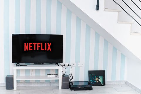 The living room offers an impressive multimedia setup, including a 4K TV, a turntable with a selection of records, and an Edifier sound system.