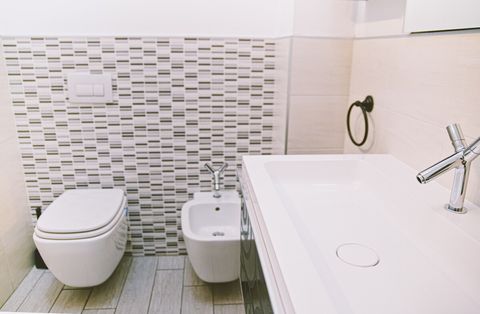 The bright flooring and floating vanities in this bathroom, as well as the others, create the illusion that everything is suspended in mid-air. It’s a truly magical and beautiful sight.