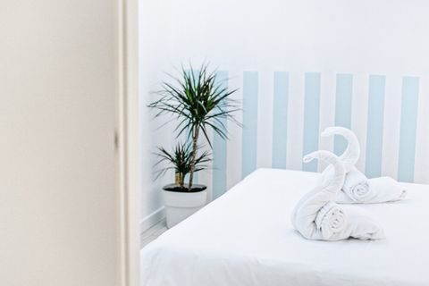 The secondary bedroom, like every other part of the house, is exceptionally quiet, offering a mesmerizing experience for your senses that invites you to dream peacefully in Florence.