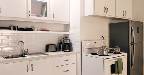 Fully equipped kitchen : Toaster, kettle, coffeemaker, Large and small pots with lid, Frying pan with lid, 4 burner stovetop with oven, Fridge freezer, Microwave