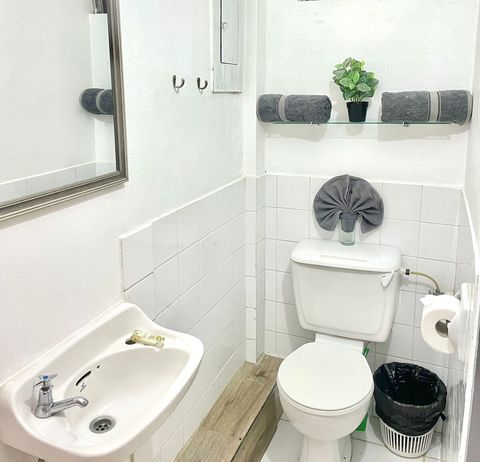 Simple, bright, spotless bathrooms with fresh linens ( changes after every third night). Everything you need for a refreshing start of your day