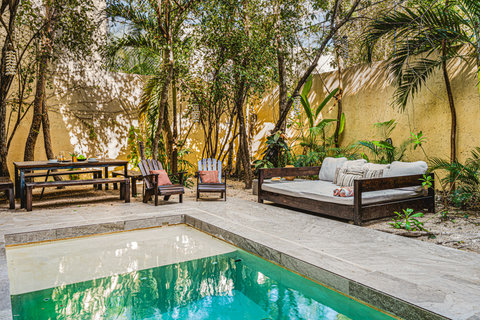 Your Private Garden with Pool, Sunbeds and Dining Table