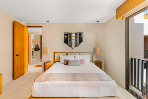 Unit 1 - Second Bedroom w/ Kingsize Bed And En-Suite Bathroom