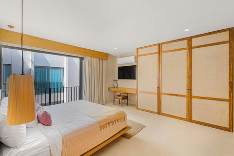 Unit 2 - Fifth Kingsize Bedroom w/ En-Suite Bathroom