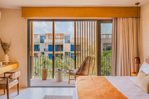 Unit 2 - Master Bedroom w/ Kingsize Bed, Private Balcony and En-Suite Bathroom
