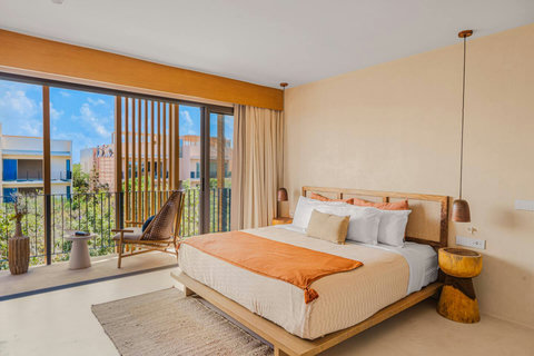 Unit 2 - Master Bedroom w/ Kingsize Bed, Private Balcony and En-Suite Bathroom
