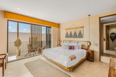 Unit 1 - Master Bedroom w/ Kingsize Bed, Private Balcony And En-Suite Bathroom