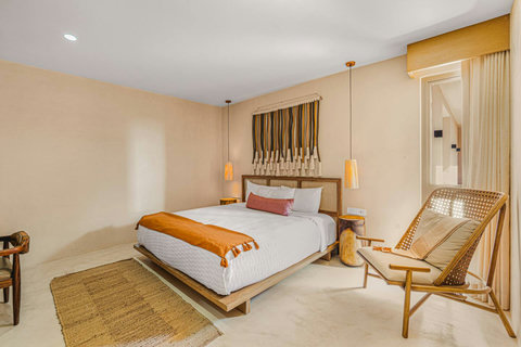 Unit 1 - Third Bedroom w/ Kingsize Bed And Shared Bathroom