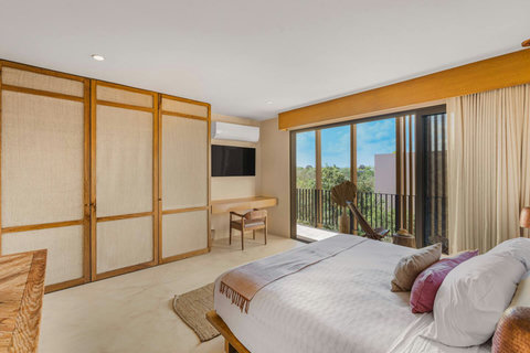 Unit 1 - Master Bedroom w/ Kingsize Bed, Private Balcony and En-Suite Bathroom