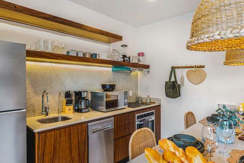 Full Kitchen with Osmosis System (Drinking Water, Separate Faucet), Dishwasher, Oven, Microwave, Kettle, Blender, Toaster, Coffee Maker and many more