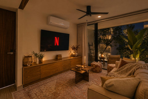 The Salon at Night