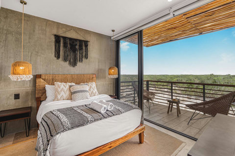 Kingsize Bed with Ensuite Bathroom and Balcony Access