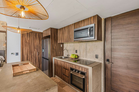 Full Kitchen with Oven, Stove, Fridge, Freezer, Microwave, Coffee Maker, Blender, Toaster all plates and cutlery for extended stays
